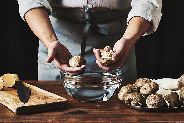 포토 JPG 스튜디오촬영 남자 40대 중년 식재료 검은배경 실내 한명 들기 상반신 앞모습 주방 요리사 앞치마 한국인 재료손질 유리그릇 표고버섯 식칼 나무도마 나무탁자 새송이버섯 중년남자한명만 국내포토 직업 1 그릇 뷰포인트 백그라운드 모션 유리 탁자 주방용품 도마 사람 동양인 성인 내부 목재 검은색 버섯 손질 남자한명만 중년남자만 파일형식