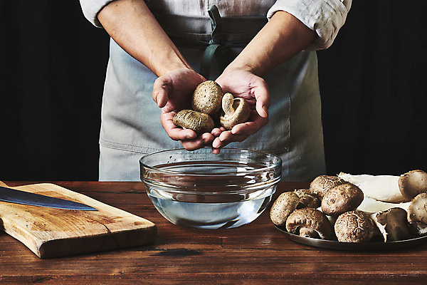 포토 JPG 스튜디오촬영 접시 남자 40대 중년 식재료 검은배경 실내 한명 들기 상반신 앞모습 주방 요리사 앞치마 한국인 재료손질 유리그릇 손모으기 표고버섯 식칼 나무도마 나무탁자 새송이버섯 중년남자한명만 국내포토 직업 1 그릇 식기 뷰포인트 백그라운드 모션 유리 탁자 주방용품 도마 사람 동양인 손짓 성인 내부 목재 검은색 버섯 손질 남자한명만 중년남자만 파일형식