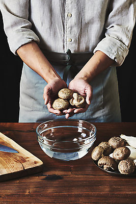 포토 JPG 스튜디오촬영 접시 남자 40대 중년 식재료 검은배경 실내 한명 들기 상반신 앞모습 주방 요리사 앞치마 한국인 재료손질 유리그릇 손모으기 표고버섯 식칼 나무도마 나무탁자 새송이버섯 중년남자한명만 국내포토 직업 1 그릇 식기 뷰포인트 백그라운드 모션 유리 탁자 주방용품 도마 사람 동양인 손짓 성인 내부 목재 검은색 버섯 손질 남자한명만 중년남자만 파일형식