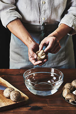 포토 JPG 스튜디오촬영 남자 40대 중년 식재료 검은배경 실내 한명 들기 상반신 앞모습 주방 요리사 앞치마 한국인 재료손질 유리그릇 표고버섯 식칼 나무도마 나무탁자 새송이버섯 중년남자한명만 국내포토 직업 1 그릇 뷰포인트 백그라운드 모션 유리 탁자 주방용품 도마 사람 동양인 성인 내부 목재 검은색 버섯 손질 남자한명만 중년남자만 파일형식