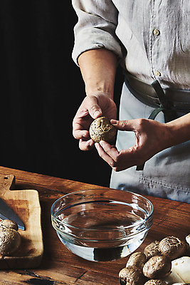 포토 JPG 스튜디오촬영 남자 40대 중년 식재료 검은배경 실내 한명 들기 상반신 옆모습 주방 요리사 앞치마 한국인 재료손질 유리그릇 표고버섯 식칼 나무도마 나무탁자 새송이버섯 중년남자한명만 국내포토 직업 1 그릇 뷰포인트 백그라운드 모션 유리 탁자 주방용품 도마 사람 동양인 성인 내부 목재 검은색 버섯 손질 남자한명만 중년남자만 파일형식