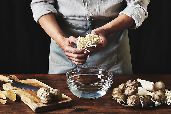 포토 JPG 스튜디오촬영 접시 남자 40대 중년 식재료 검은배경 실내 한명 들기 상반신 앞모습 주방 요리사 앞치마 한국인 재료손질 팽이버섯 유리그릇 표고버섯 식칼 나무도마 나무탁자 새송이버섯 중년남자한명만 국내포토 직업 1 그릇 식기 뷰포인트 백그라운드 모션 유리 탁자 주방용품 도마 사람 동양인 성인 내부 목재 검은색 버섯 손질 남자한명만 중년남자만 파일형식