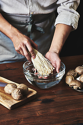 포토 JPG 스튜디오촬영 남자 40대 중년 식재료 검은배경 실내 한명 들기 상반신 옆모습 주방 요리사 앞치마 한국인 잡기 씻기 재료손질 팽이버섯 유리그릇 표고버섯 식칼 나무도마 나무탁자 중년남자한명만 국내포토 직업 1 그릇 뷰포인트 백그라운드 모션 유리 탁자 주방용품 도마 사람 동양인 성인 내부 목재 검은색 버섯 청결 손질 남자한명만 중년남자만 파일형식