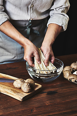 포토 JPG 스튜디오촬영 남자 40대 중년 식재료 검은배경 실내 한명 들기 상반신 앞모습 주방 요리사 앞치마 한국인 씻기 재료손질 팽이버섯 유리그릇 표고버섯 식칼 나무도마 나무탁자 중년남자한명만 국내포토 직업 1 그릇 뷰포인트 백그라운드 모션 유리 탁자 주방용품 도마 사람 동양인 성인 내부 목재 검은색 버섯 청결 손질 남자한명만 중년남자만 파일형식