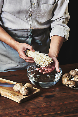 포토 JPG 스튜디오촬영 남자 40대 중년 식재료 검은배경 실내 한명 들기 상반신 앞모습 주방 요리사 앞치마 한국인 잡기 씻기 재료손질 팽이버섯 유리그릇 표고버섯 식칼 나무도마 나무탁자 중년남자한명만 국내포토 직업 1 그릇 뷰포인트 백그라운드 모션 유리 탁자 주방용품 도마 사람 동양인 성인 내부 목재 검은색 버섯 청결 손질 남자한명만 중년남자만 파일형식