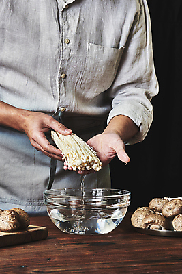 포토 JPG 스튜디오촬영 남자 40대 중년 식재료 검은배경 실내 한명 들기 상반신 옆모습 주방 요리사 앞치마 한국인 잡기 재료손질 팽이버섯 유리그릇 표고버섯 나무도마 나무탁자 중년남자한명만 국내포토 직업 1 그릇 뷰포인트 백그라운드 모션 유리 탁자 도마 사람 동양인 성인 내부 목재 검은색 버섯 손질 남자한명만 중년남자만 파일형식