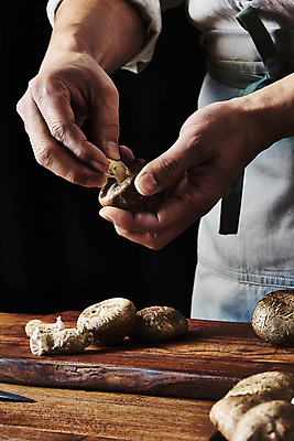 포토 JPG 스튜디오촬영 남자 40대 중년 식재료 검은배경 실내 한명 들기 상반신 옆모습 주방 요리사 앞치마 한국인 잡기 재료손질 표고버섯 나무도마 나무탁자 중년남자한명만 국내포토 직업 1 뷰포인트 백그라운드 모션 탁자 도마 사람 동양인 성인 내부 목재 검은색 버섯 손질 남자한명만 중년남자만 파일형식