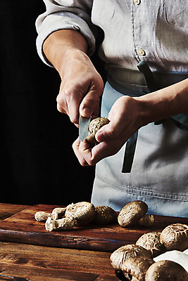 포토 JPG 스튜디오촬영 남자 40대 중년 식재료 검은배경 실내 한명 들기 상반신 옆모습 주방 요리사 앞치마 한국인 자르기 재료손질 표고버섯 식칼 나무도마 나무탁자 새송이버섯 중년남자한명만 국내포토 직업 1 뷰포인트 백그라운드 모션 탁자 주방용품 도마 사람 동양인 성인 내부 목재 검은색 버섯 손질 남자한명만 중년남자만 파일형식