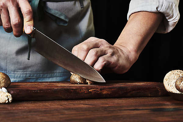 포토 JPG 스튜디오촬영 남자 40대 중년 식재료 검은배경 실내 한명 들기 상반신 앞모습 주방 요리사 앞치마 한국인 자르기 재료손질 표고버섯 식칼 나무도마 나무탁자 중년남자한명만 국내포토 직업 1 뷰포인트 백그라운드 모션 탁자 주방용품 도마 사람 동양인 성인 내부 목재 검은색 버섯 손질 남자한명만 중년남자만 파일형식