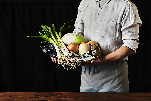 포토 JPG 스튜디오촬영 남자 40대 중년 식재료 검은배경 양파 실내 한명 들기 상반신 옆모습 바구니 주방 요리사 앞치마 한국인 무 대파 나무탁자 다시마 중년남자한명만 밴댕이 국내포토 직업 1 뷰포인트 백그라운드 채소 모션 탁자 뿌리채소 어류 사람 동양인 성인 내부 검은색 해조류 파 남자한명만 중년남자만 파일형식