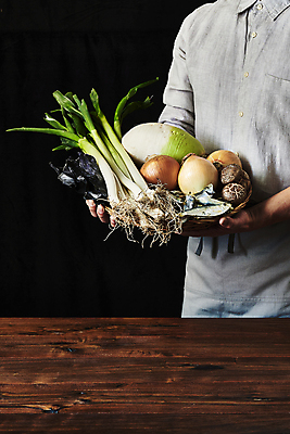 포토 JPG 스튜디오촬영 남자 40대 중년 식재료 검은배경 양파 실내 한명 들기 상반신 옆모습 바구니 주방 요리사 앞치마 한국인 무 대파 나무탁자 다시마 중년남자한명만 밴댕이 국내포토 직업 1 뷰포인트 백그라운드 채소 모션 탁자 뿌리채소 어류 사람 동양인 성인 내부 검은색 해조류 파 남자한명만 중년남자만 파일형식