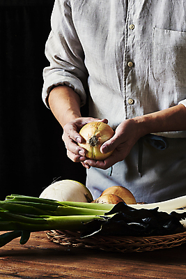 포토 JPG 스튜디오촬영 남자 40대 중년 식재료 검은배경 양파 실내 한명 들기 상반신 옆모습 바구니 주방 요리사 앞치마 한국인 무 대파 나무탁자 다시마 중년남자한명만 밴댕이 국내포토 직업 1 뷰포인트 백그라운드 채소 모션 탁자 뿌리채소 어류 사람 동양인 성인 내부 검은색 해조류 파 남자한명만 중년남자만 파일형식