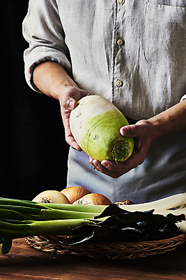 포토 JPG 스튜디오촬영 남자 40대 중년 식재료 검은배경 양파 실내 한명 들기 상반신 옆모습 바구니 주방 요리사 앞치마 한국인 무 대파 나무탁자 다시마 중년남자한명만 밴댕이 국내포토 직업 1 뷰포인트 백그라운드 채소 모션 탁자 뿌리채소 어류 사람 동양인 성인 내부 검은색 해조류 파 남자한명만 중년남자만 파일형식