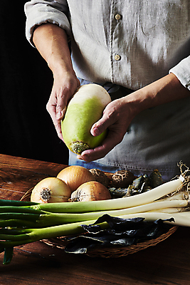 포토 JPG 스튜디오촬영 남자 40대 중년 식재료 검은배경 양파 실내 한명 들기 상반신 옆모습 바구니 주방 요리사 앞치마 한국인 무 대파 나무탁자 다시마 중년남자한명만 밴댕이 국내포토 직업 1 뷰포인트 백그라운드 채소 모션 탁자 뿌리채소 어류 사람 동양인 성인 내부 검은색 해조류 파 남자한명만 중년남자만 파일형식