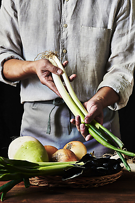 포토 JPG 스튜디오촬영 남자 40대 중년 식재료 검은배경 양파 실내 한명 들기 상반신 앞모습 바구니 주방 요리사 앞치마 한국인 무 대파 나무탁자 다시마 중년남자한명만 밴댕이 국내포토 직업 1 뷰포인트 백그라운드 채소 모션 탁자 뿌리채소 어류 사람 동양인 성인 내부 검은색 해조류 파 남자한명만 중년남자만 파일형식