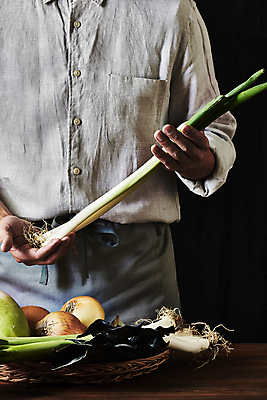 포토 JPG 스튜디오촬영 남자 40대 중년 식재료 검은배경 양파 실내 한명 들기 상반신 앞모습 바구니 주방 요리사 앞치마 한국인 무 대파 나무탁자 다시마 중년남자한명만 밴댕이 국내포토 직업 1 뷰포인트 백그라운드 채소 모션 탁자 뿌리채소 어류 사람 동양인 성인 내부 검은색 해조류 파 남자한명만 중년남자만 파일형식