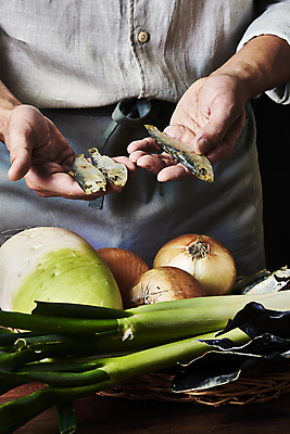 포토 JPG 스튜디오촬영 남자 40대 중년 식재료 검은배경 양파 실내 한명 들기 상반신 앞모습 주방 요리사 앞치마 한국인 무 대파 나무탁자 다시마 중년남자한명만 밴댕이 국내포토 직업 1 뷰포인트 백그라운드 채소 모션 탁자 뿌리채소 어류 사람 동양인 성인 내부 검은색 해조류 파 남자한명만 중년남자만 파일형식