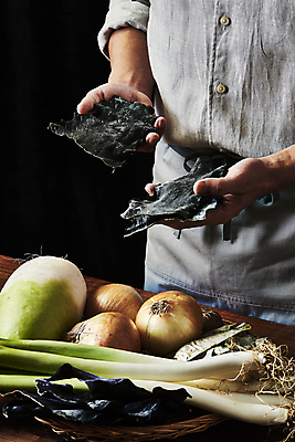 포토 JPG 스튜디오촬영 남자 40대 중년 식재료 검은배경 양파 실내 한명 들기 상반신 옆모습 바구니 주방 요리사 앞치마 한국인 무 대파 나무탁자 다시마 중년남자한명만 밴댕이 국내포토 직업 1 뷰포인트 백그라운드 채소 모션 탁자 뿌리채소 어류 사람 동양인 성인 내부 검은색 해조류 파 남자한명만 중년남자만 파일형식