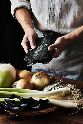 포토 JPG 스튜디오촬영 남자 40대 중년 식재료 검은배경 양파 실내 한명 들기 상반신 옆모습 바구니 주방 요리사 앞치마 한국인 무 대파 나무탁자 다시마 중년남자한명만 밴댕이 국내포토 직업 1 뷰포인트 백그라운드 채소 모션 탁자 뿌리채소 어류 사람 동양인 성인 내부 검은색 해조류 파 남자한명만 중년남자만 파일형식