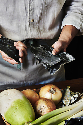 포토 JPG 스튜디오촬영 남자 40대 중년 식재료 검은배경 양파 실내 한명 들기 상반신 앞모습 바구니 주방 요리사 앞치마 한국인 무 대파 나무탁자 다시마 중년남자한명만 밴댕이 국내포토 직업 1 뷰포인트 백그라운드 채소 모션 탁자 뿌리채소 어류 사람 동양인 성인 내부 검은색 해조류 파 남자한명만 중년남자만 파일형식