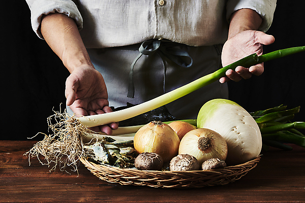 포토 JPG 스튜디오촬영 남자 40대 중년 식재료 검은배경 양파 실내 한명 들기 상반신 앞모습 바구니 주방 요리사 앞치마 한국인 무 대파 나무탁자 다시마 중년남자한명만 밴댕이 국내포토 직업 1 뷰포인트 백그라운드 채소 모션 탁자 뿌리채소 어류 사람 동양인 성인 내부 검은색 해조류 파 남자한명만 중년남자만 파일형식