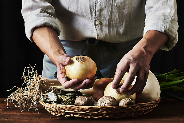 포토 JPG 스튜디오촬영 남자 40대 중년 식재료 검은배경 양파 실내 한명 들기 상반신 앞모습 바구니 주방 요리사 앞치마 한국인 무 대파 나무탁자 다시마 중년남자한명만 밴댕이 국내포토 직업 1 뷰포인트 백그라운드 채소 모션 탁자 뿌리채소 어류 사람 동양인 성인 내부 검은색 해조류 파 남자한명만 중년남자만 파일형식