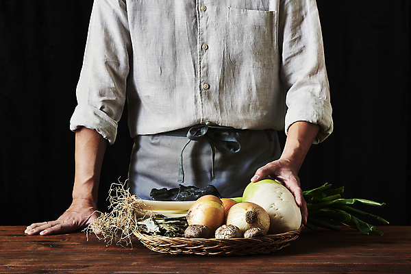 포토 JPG 스튜디오촬영 남자 40대 중년 식재료 검은배경 양파 실내 한명 상반신 앞모습 바구니 주방 요리사 앞치마 한국인 잡기 무 대파 나무탁자 다시마 중년남자한명만 밴댕이 국내포토 직업 1 뷰포인트 백그라운드 채소 모션 탁자 뿌리채소 어류 사람 동양인 성인 내부 검은색 해조류 파 남자한명만 중년남자만 파일형식