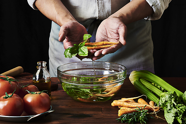 포토 JPG 스튜디오촬영 남자 40대 중년 토마토 식재료 검은배경 실내 한명 들기 상반신 앞모습 주방 요리사 앞치마 당근 한국인 올리브오일 재료손질 유리그릇 샐러리 바질 로즈메리 나무탁자 중년남자한명만 국내포토 직업 1 그릇 뷰포인트 백그라운드 채소 모션 유리 탁자 뿌리채소 사람 동양인 성인 내부 검은색 기름_음식 허브 손질 남자한명만 중년남자만 파일형식