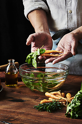 포토 JPG 스튜디오촬영 남자 40대 중년 식재료 검은배경 실내 한명 들기 상반신 옆모습 주방 요리사 앞치마 당근 한국인 올리브오일 재료손질 유리그릇 손모으기 샐러리 로즈메리 나무탁자 오일병 중년남자한명만 국내포토 직업 1 그릇 뷰포인트 백그라운드 채소 모션 유리 탁자 뿌리채소 사람 동양인 손짓 성인 내부 검은색 기름_음식 허브 손질 남자한명만 중년남자만 파일형식
