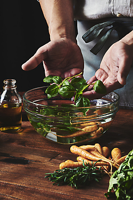 포토 JPG 스튜디오촬영 남자 40대 중년 식재료 검은배경 실내 한명 들기 상반신 옆모습 주방 요리사 앞치마 당근 한국인 올리브오일 재료손질 손모으기 샐러리 바질 로즈메리 나무탁자 중년남자한명만 국내포토 직업 1 뷰포인트 백그라운드 채소 모션 탁자 뿌리채소 사람 동양인 손짓 성인 내부 검은색 기름_음식 허브 손질 남자한명만 중년남자만 파일형식