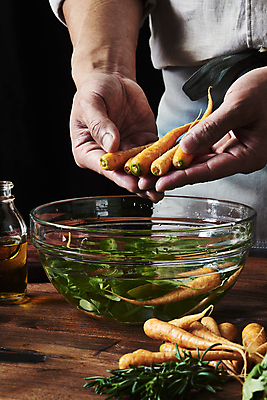 포토 JPG 스튜디오촬영 남자 40대 중년 식재료 검은배경 실내 한명 들기 상반신 옆모습 주방 요리사 앞치마 당근 한국인 올리브오일 재료손질 유리그릇 바질 로즈메리 나무탁자 오일병 중년남자한명만 국내포토 직업 1 그릇 뷰포인트 백그라운드 모션 유리 탁자 뿌리채소 사람 동양인 성인 내부 검은색 기름_음식 허브 손질 남자한명만 중년남자만 파일형식