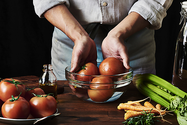 포토 JPG 스튜디오촬영 남자 40대 중년 토마토 식재료 검은배경 실내 한명 들기 상반신 앞모습 주방 요리사 앞치마 당근 한국인 씻기 올리브오일 재료손질 물병 유리그릇 샐러리 바질 로즈메리 나무탁자 중년남자한명만 국내포토 직업 1 그릇 뷰포인트 백그라운드 채소 모션 유리 탁자 뿌리채소 사람 동양인 성인 내부 검은색 청결 기름_음식 허브 물통 손질 남자한명만 중년남자만 파일형식