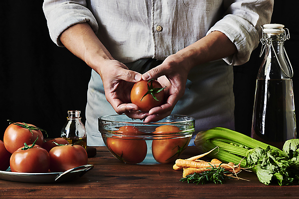 포토 JPG 스튜디오촬영 접시 남자 40대 중년 토마토 식재료 검은배경 실내 한명 들기 상반신 앞모습 주방 요리사 앞치마 당근 한국인 잡기 올리브오일 재료손질 물병 샐러리 로즈메리 오일병 중년남자한명만 국내포토 직업 1 식기 뷰포인트 백그라운드 채소 모션 뿌리채소 사람 동양인 성인 내부 검은색 기름_음식 허브 물통 손질 남자한명만 중년남자만 파일형식