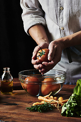 포토 JPG 스튜디오촬영 남자 40대 중년 토마토 식재료 검은배경 실내 한명 들기 상반신 옆모습 주방 요리사 앞치마 당근 한국인 씻기 올리브오일 재료손질 유리그릇 샐러리 바질 로즈메리 오일병 중년남자한명만 국내포토 직업 1 그릇 뷰포인트 백그라운드 채소 모션 유리 뿌리채소 사람 동양인 성인 내부 검은색 청결 기름_음식 허브 손질 남자한명만 중년남자만 파일형식