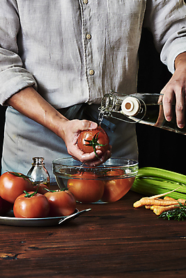 포토 JPG 스튜디오촬영 접시 남자 40대 중년 토마토 식재료 검은배경 실내 한명 들기 상반신 앞모습 주방 요리사 앞치마 당근 한국인 붓기 올리브오일 재료손질 물병 유리그릇 샐러리 바질 오일병 중년남자한명만 국내포토 직업 1 그릇 식기 뷰포인트 백그라운드 채소 모션 유리 뿌리채소 사람 동양인 성인 내부 검은색 기름_음식 물통 손질 남자한명만 중년남자만 파일형식