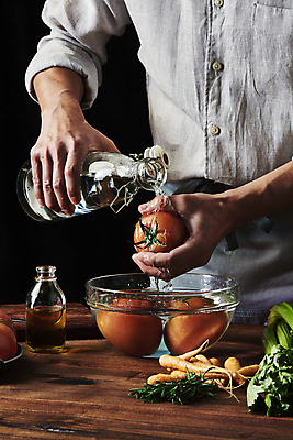 포토 JPG 스튜디오촬영 남자 40대 중년 토마토 식재료 검은배경 실내 한명 들기 상반신 옆모습 주방 요리사 앞치마 당근 한국인 붓기 씻기 올리브오일 재료손질 물병 유리그릇 샐러리 바질 나무탁자 오일병 중년남자한명만 국내포토 직업 1 그릇 뷰포인트 백그라운드 채소 모션 유리 탁자 뿌리채소 사람 동양인 성인 내부 검은색 청결 기름_음식 물통 손질 남자한명만 중년남자만 파일형식