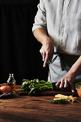 포토 JPG 스튜디오촬영 남자 40대 중년 토마토 식재료 검은배경 실내 한명 들기 상반신 옆모습 주방 요리사 앞치마 당근 한국인 올리브오일 자르기 재료손질 식칼 샐러리 바질 나무도마 나무탁자 오일병 중년남자한명만 국내포토 직업 1 뷰포인트 백그라운드 채소 모션 탁자 주방용품 뿌리채소 도마 사람 동양인 성인 내부 목재 검은색 기름_음식 손질 남자한명만 중년남자만 파일형식