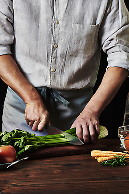 포토 JPG 스튜디오촬영 남자 40대 중년 토마토 식재료 검은배경 실내 한명 들기 상반신 앞모습 주방 요리사 앞치마 당근 한국인 올리브오일 자르기 재료손질 식칼 샐러리 바질 나무도마 나무탁자 중년남자한명만 국내포토 직업 1 뷰포인트 백그라운드 채소 모션 탁자 주방용품 뿌리채소 도마 사람 동양인 성인 내부 목재 검은색 기름_음식 손질 남자한명만 중년남자만 파일형식