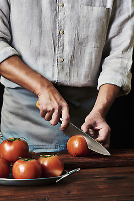 포토 JPG 스튜디오촬영 접시 남자 40대 중년 토마토 식재료 검은배경 실내 한명 들기 상반신 앞모습 주방 요리사 앞치마 한국인 자르기 재료손질 식칼 나무도마 나무탁자 중년남자한명만 국내포토 직업 1 식기 뷰포인트 백그라운드 채소 모션 탁자 주방용품 도마 사람 동양인 성인 내부 목재 검은색 손질 남자한명만 중년남자만 파일형식