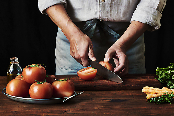 포토 JPG 스튜디오촬영 접시 남자 40대 중년 토마토 식재료 검은배경 실내 한명 들기 상반신 앞모습 주방 요리사 앞치마 당근 한국인 자르기 재료손질 식칼 나무도마 나무탁자 오일병 중년남자한명만 국내포토 직업 1 식기 뷰포인트 백그라운드 채소 모션 탁자 주방용품 뿌리채소 도마 사람 동양인 성인 내부 목재 검은색 손질 남자한명만 중년남자만 파일형식