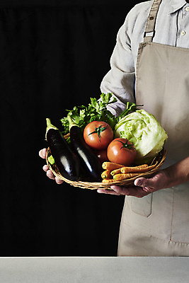 포토 JPG 스튜디오촬영 남자 40대 중년 토마토 식재료 검은배경 가지 실내 한명 들기 상반신 옆모습 바구니 주방 요리사 앞치마 당근 한국인 양상추 재료손질 샐러리 중년남자한명만 국내포토 직업 1 뷰포인트 백그라운드 채소 모션 뿌리채소 사람 동양인 성인 내부 검은색 손질 남자한명만 중년남자만 파일형식