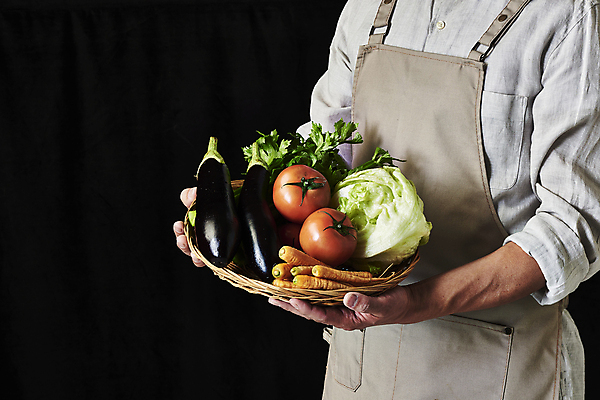 포토 JPG 스튜디오촬영 남자 40대 중년 토마토 식재료 검은배경 가지 실내 한명 들기 상반신 옆모습 바구니 주방 요리사 앞치마 당근 한국인 양상추 재료손질 샐러리 중년남자한명만 국내포토 직업 1 뷰포인트 백그라운드 채소 모션 뿌리채소 사람 동양인 성인 내부 검은색 손질 남자한명만 중년남자만 파일형식