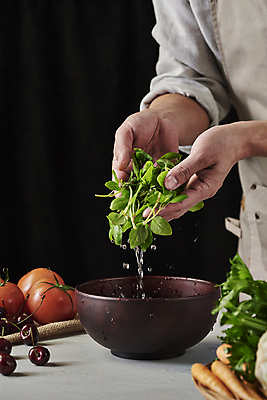 포토 JPG 스튜디오촬영 그릇 남자 40대 중년 토마토 식재료 탁자 검은배경 실내 한명 들기 상반신 옆모습 주방 요리사 앞치마 당근 한국인 체리 씻기 천 재료손질 샐러리 바질 중년남자한명만 국내포토 직업 1 식기 뷰포인트 가구 백그라운드 채소 과일 모션 뿌리채소 사람 동양인 성인 내부 검은색 청결 직물 손질 남자한명만 중년남자만 파일형식