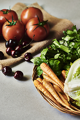 포토 JPG 스튜디오촬영 토마토 식재료 탁자 회색배경 실내 사람없음 바구니 주방 당근 체리 양상추 천 샐러리 바질 국내포토 가구 백그라운드 채소 과일 뿌리채소 내부 회색 직물 파일형식