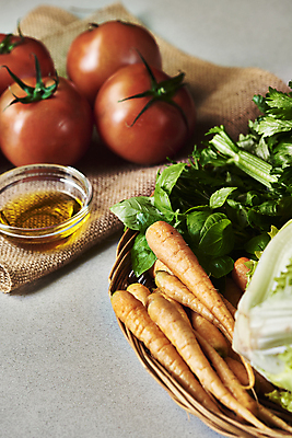 포토 JPG 스튜디오촬영 토마토 식재료 탁자 회색배경 실내 사람없음 바구니 주방 당근 체리 양상추 올리브오일 천 종지 샐러리 바질 국내포토 그릇 가구 백그라운드 채소 과일 뿌리채소 내부 회색 직물 기름_음식 파일형식