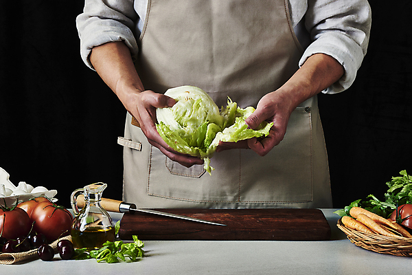 포토 JPG 스튜디오촬영 남자 40대 중년 토마토 식재료 탁자 검은배경 실내 한명 들기 상반신 앞모습 바구니 주방 요리사 앞치마 당근 한국인 잡기 체리 양상추 천 재료손질 식칼 나무도마 중년남자한명만 국내포토 직업 1 뷰포인트 가구 백그라운드 채소 과일 모션 주방용품 뿌리채소 도마 사람 동양인 성인 내부 목재 검은색 직물 손질 남자한명만 중년남자만 파일형식