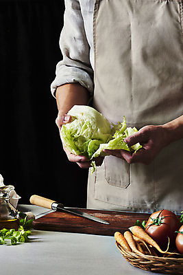 포토 JPG 스튜디오촬영 남자 40대 중년 토마토 식재료 탁자 검은배경 실내 한명 들기 상반신 옆모습 바구니 주방 요리사 앞치마 당근 한국인 잡기 양상추 재료손질 식칼 나무도마 오일병 중년남자한명만 국내포토 직업 1 뷰포인트 가구 백그라운드 채소 모션 주방용품 뿌리채소 도마 사람 동양인 성인 내부 목재 검은색 손질 남자한명만 중년남자만 파일형식