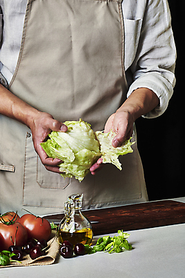 포토 JPG 스튜디오촬영 남자 40대 중년 토마토 식재료 탁자 검은배경 실내 한명 들기 상반신 앞모습 주방 요리사 앞치마 당근 한국인 잡기 체리 양상추 자르기 천 재료손질 나무도마 중년남자한명만 국내포토 직업 1 뷰포인트 가구 백그라운드 채소 과일 모션 뿌리채소 도마 사람 동양인 성인 내부 목재 검은색 직물 손질 남자한명만 중년남자만 파일형식