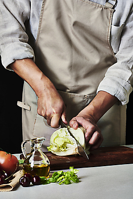 포토 JPG 스튜디오촬영 남자 40대 중년 토마토 식재료 탁자 검은배경 실내 한명 들기 상반신 앞모습 주방 요리사 앞치마 한국인 체리 양상추 자르기 재료손질 식칼 나무도마 오일병 중년남자한명만 국내포토 직업 1 뷰포인트 가구 백그라운드 채소 과일 모션 주방용품 도마 사람 동양인 성인 내부 목재 검은색 손질 남자한명만 중년남자만 파일형식