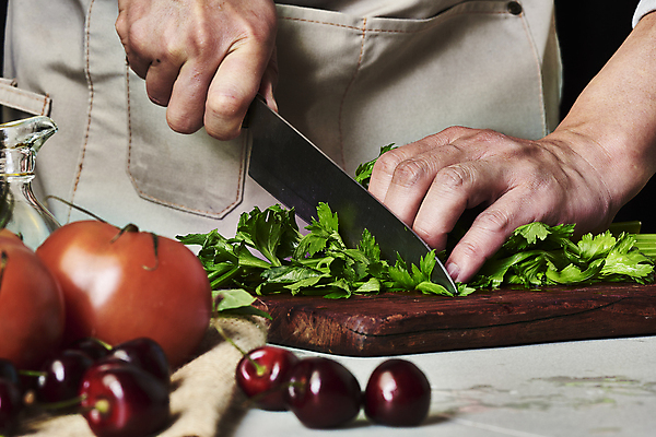 포토 JPG 스튜디오촬영 남자 40대 중년 토마토 식재료 방울토마토 탁자 검은배경 실내 한명 들기 상반신 옆모습 주방 요리사 앞치마 한국인 체리 자르기 천 재료손질 식칼 샐러리 나무도마 중년남자한명만 국내포토 직업 1 뷰포인트 가구 백그라운드 채소 과일 모션 주방용품 도마 사람 동양인 성인 내부 목재 검은색 직물 손질 남자한명만 중년남자만 파일형식